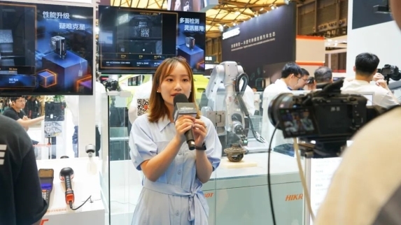 星空体育科技：展会快讯丨海康机器人首秀AMTS汽车展引领汽车制造新动力！(图2)