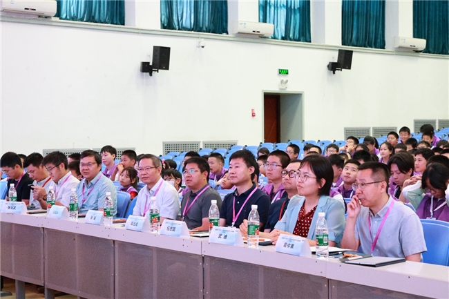 星空体育科技：全国中小学人工智能探究性学习训练营（2024秋季）火热开营！小营员们踊跃提问“围攻”大师(图3)