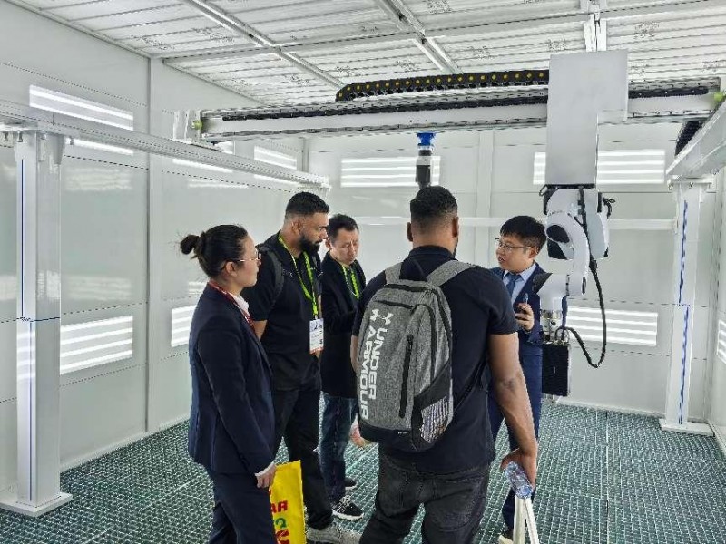 索威尔精准视觉AI喷涂机器人首次亮相上海法兰克福汽配展(图2)
