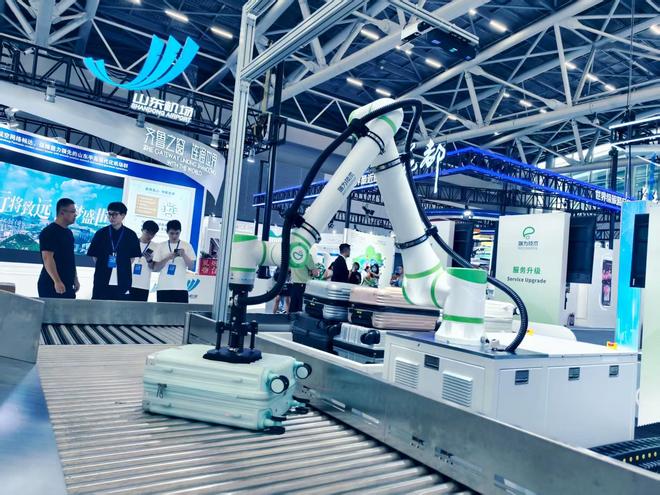 星空智能科技：瑞为AntOne：视觉智能体重构民航生态具身机器人打破场景壁垒(图2)