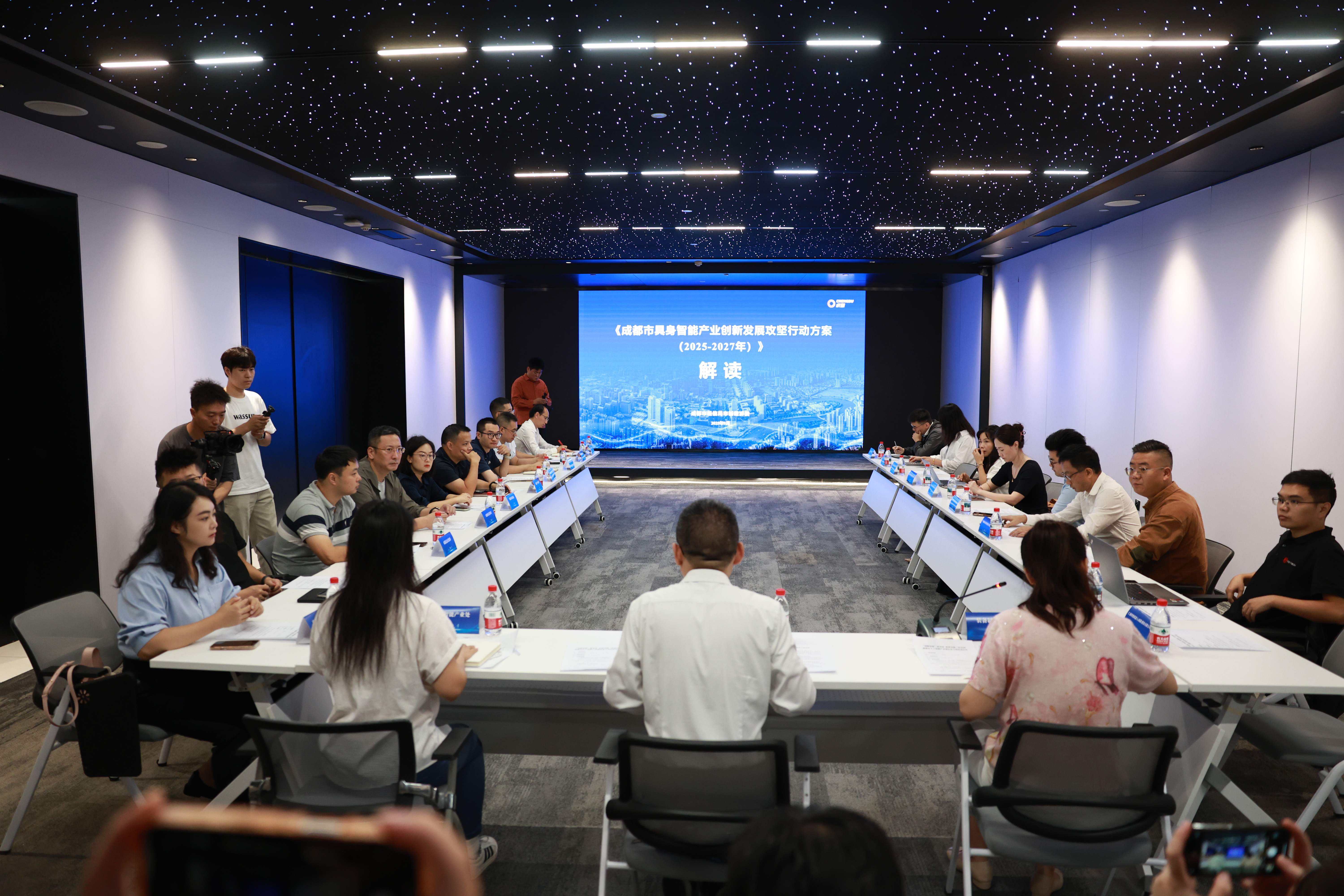 “面对面”供需对接“实打实”解决问题！​“进解优促”面对面·供需对接“攻坚周”——人工智能产业链企业系列活动举行(图2)