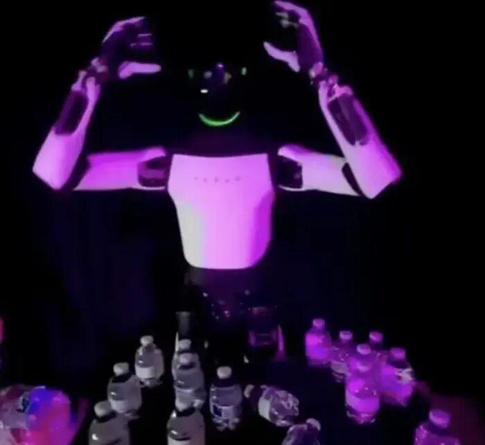 苹果CEO库克的“不明原因手部颤抖”正引发内部更多讨论；美团AI转向前字节视觉模型AI平台负责人潘欣加入丨产业周报(图5)