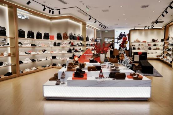 奥康国际：创新鞋履踩中“时代节拍”多维突破穿越行业周期(图2)